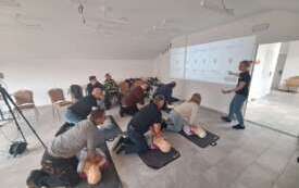 Uczestnicy kursu pierwszej pomocy ćwiczą resuscytację krążeniowo-oddechową na fantomach pod okiem instruktora