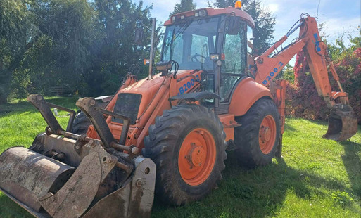 Pomarańczowa koparko–ładowarka marki FIAT HITACHI FB 200